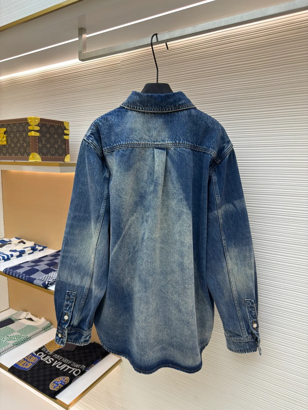 LOUIS VUITTON sun-faded denim jacket ●Authentic product: purchased and developed for 18700 ●Item number: 1680026-B85 ●Material: denim denim ●Technology: sun-faded ●Version: fitted version ●Size: 46-48-50-52 ●Weight: about 1250g ●Description: Classic blue, distressed and faded, full of retro tones, like something out of a 90s fashion magazine. Wear it, casual and comfortable, full of relaxation, and easily create a fashionable atmosphere. The fabric is soft and elastic, allowing you to move freely while wearing it, and it will carry the wind when you walk. The three-dimensional tailoring fits the shape of the legs, hides the flesh and makes the legs straight, and can be controlled by both pear-shaped and rectangular figures. The overall wiring is straight and delicate, the fabric is comfortable and soft, and the color is consistent without color difference. It can be matched with the same style to create a fashionable look and control various occasions. Customized accessories, complete with three standards, same style for men and women!